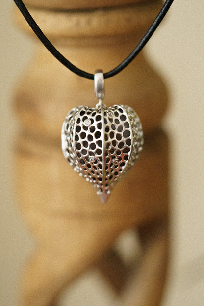  AESTH & UTIL GOLDEN BERRY OPENABLE FRAGRANCE NECKLACE |  TROVE & TONE