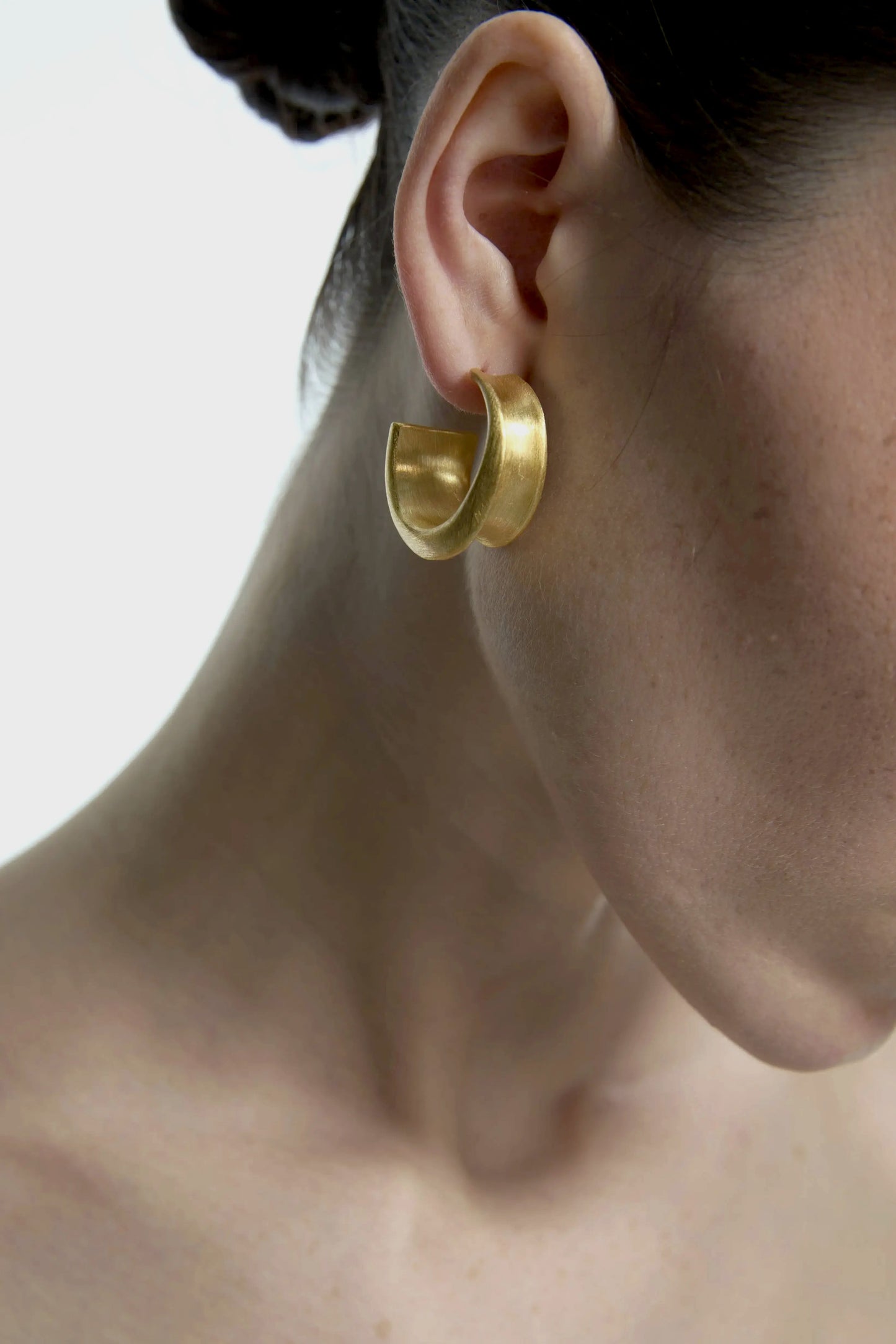  Limb SCULPTURAL WIDE C-HOOP STUD EARRINGS |  TROVE & TONE