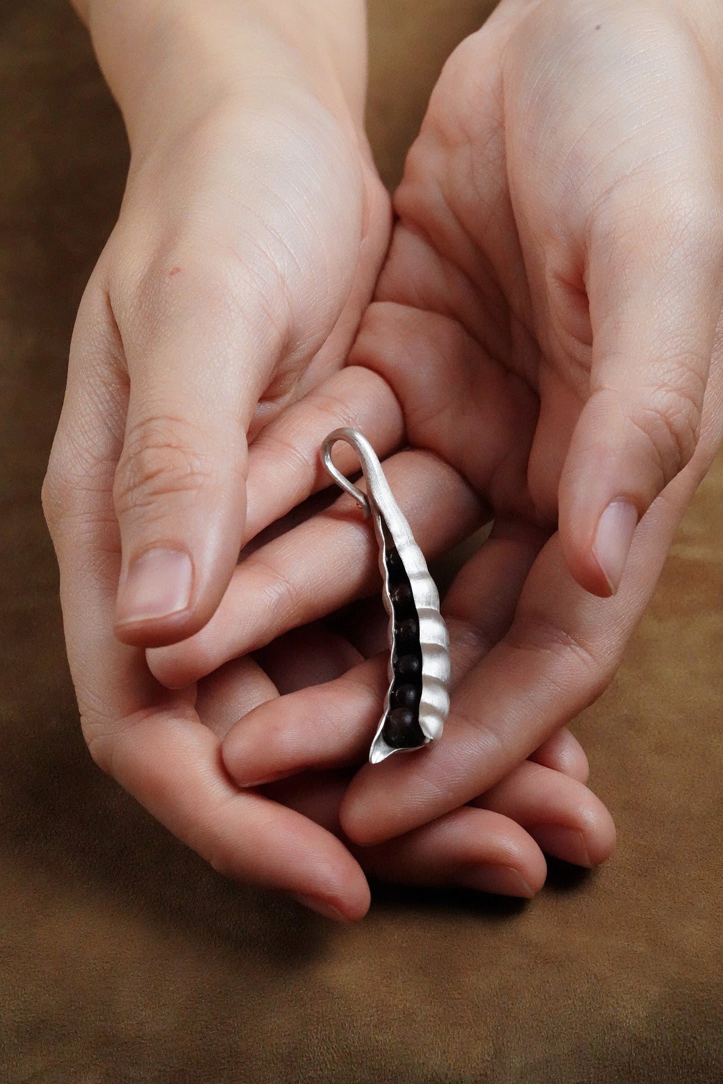  AESTH & UTIL PEA POD OPENABLE FRAGRANCE NECKLACE |  TROVE & TONE