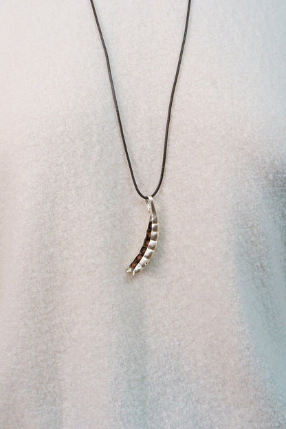  AESTH & UTIL PEA POD OPENABLE FRAGRANCE NECKLACE |  TROVE & TONE