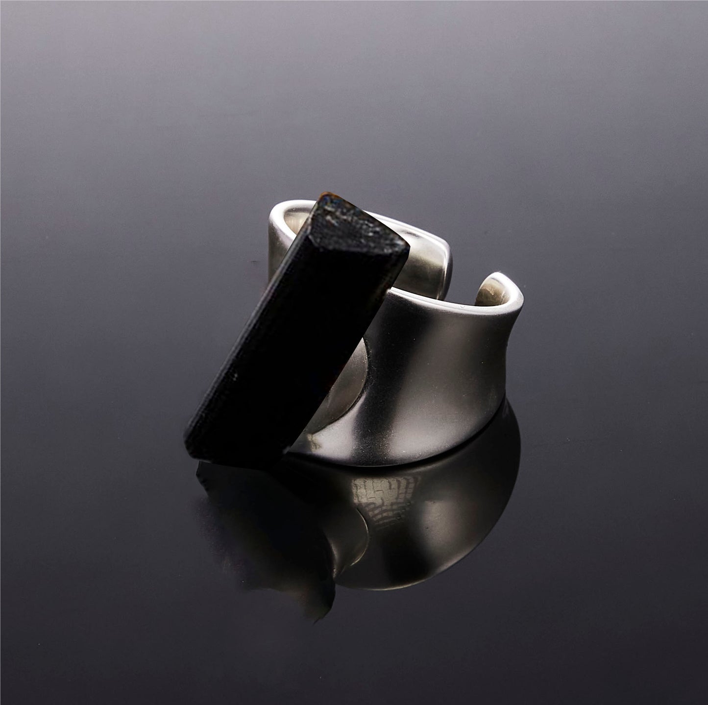 700QiBai BLACK AXIS TOURMALINE RING  |  TROVE & TONE