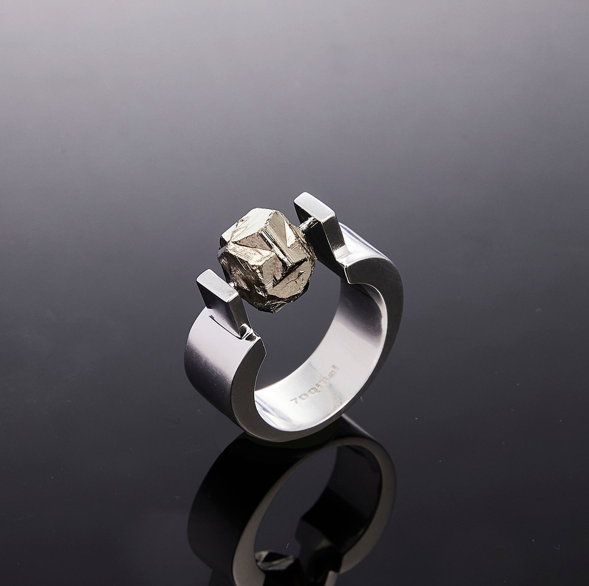 700QiBai CALIBRATOR PYRITE SUSPENSION RING  |  TROVE & TONE