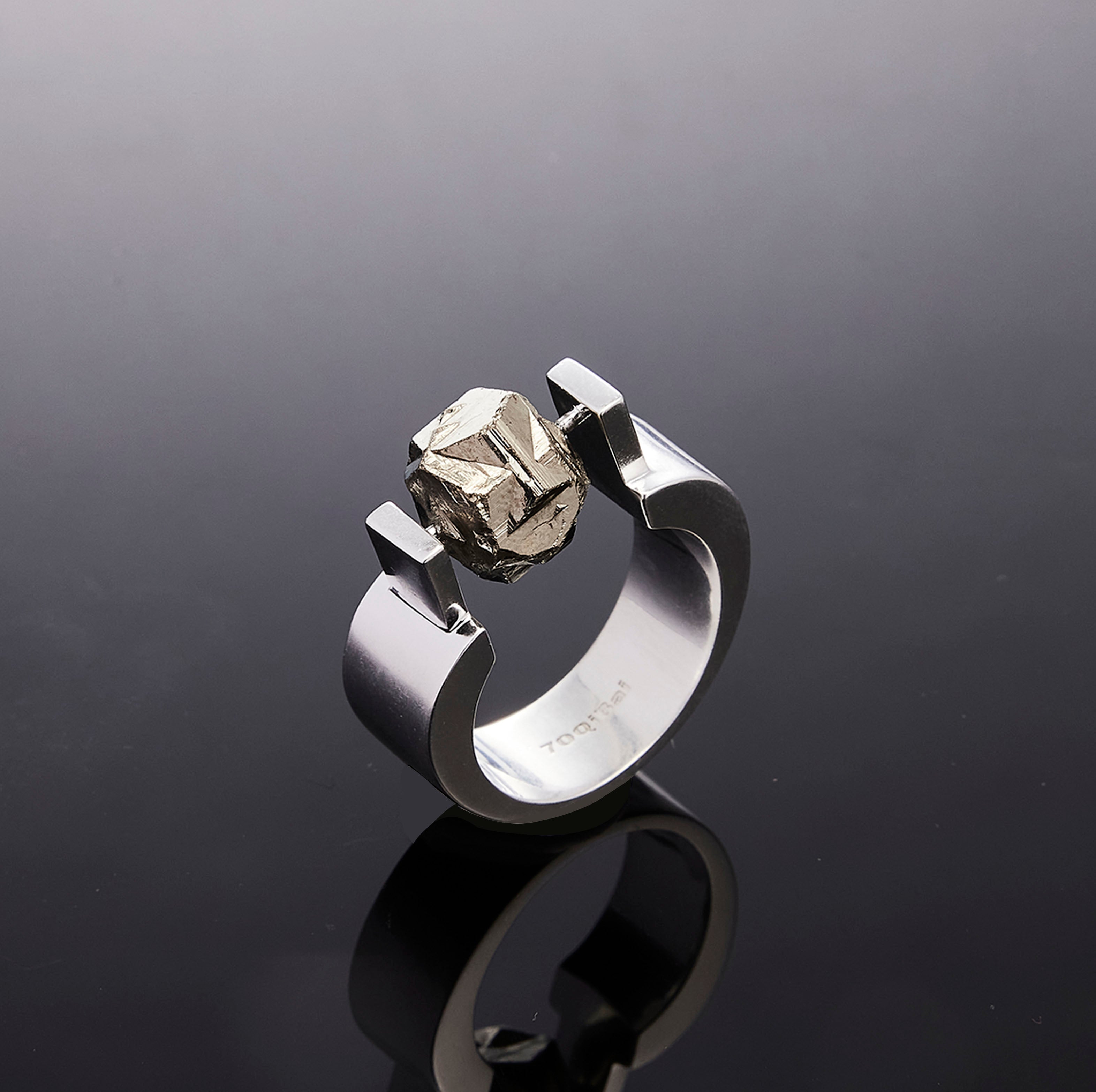700QiBai CALIBRATOR PYRITE SUSPENSION RING  |  TROVE & TONE