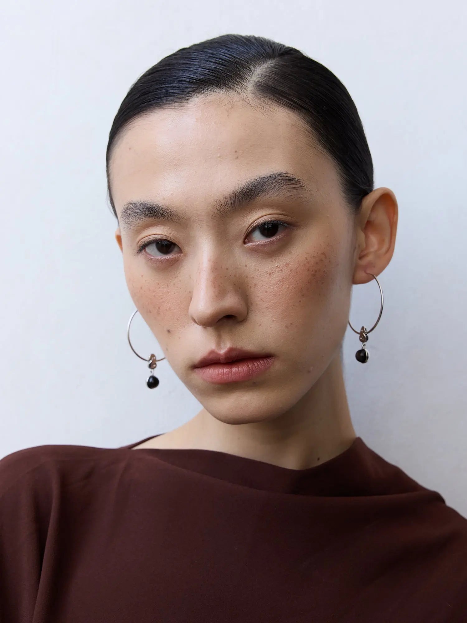  WANYEE CRAFT MATTE SILVER OBSIDIAN KNOT HOOP EARRINGS |  TROVE & TONE
