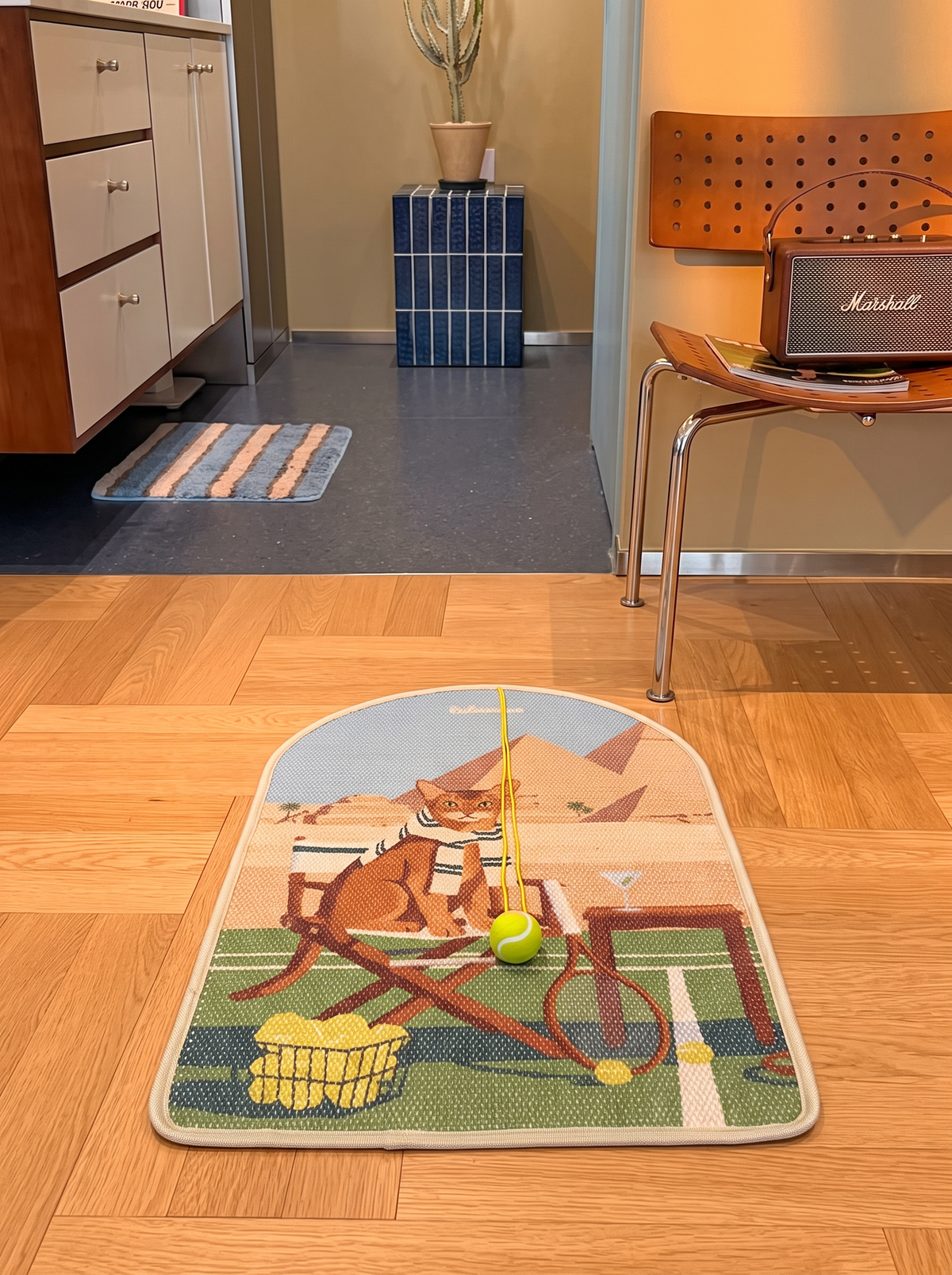 TENNIS BALL ARCHED CAT SCRATCHING MAT